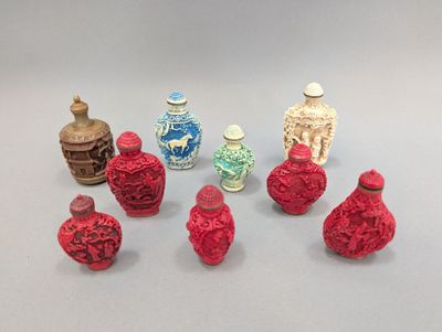beaucoup de petits vases posés sur une table