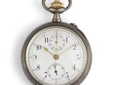 une montre de poche en argent posée sur une surface blanche, sur fond blanc