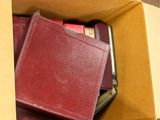 une boîte pleine de livres posée sur le sol