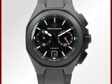 La montre est noire et possède un cadran noir.