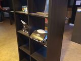 une bibliothèque noire contenant beaucoup de livres