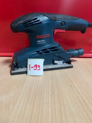 La ponceuse orbitale Bosch se trouve sur une table, à côté d'une boîte rouge.