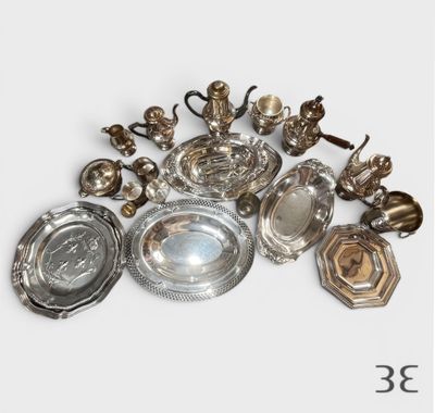 beaucoup d'objets argentés sur une surface blanche