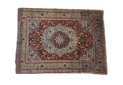 un tapis rouge et bleu à motifs de médaillons