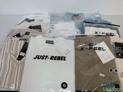 un tas de vêtements posés sur une table