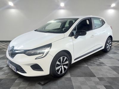 une voiture blanche garée dans un garage au sol en damier