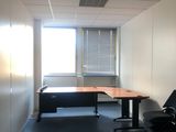 une pièce équipée d'un bureau et de chaises
