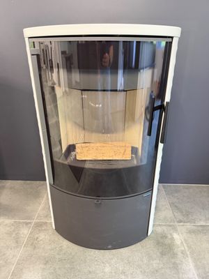 une photo d'une machine à café posée sur un sol carrelé