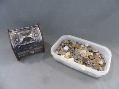 un récipient rempli de pièces à côté d'un autre récipient rempli de pièces