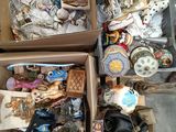 deux cartons remplis d'objets divers posés par terre