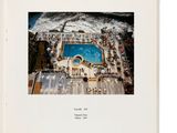 un livre présentant une vue aérienne d'une piscine entourée d'eau