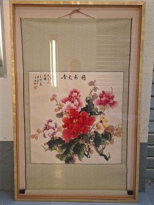 peinture chinoise encadrée représentant des pivoines et des orchidées posées sur une table bleue