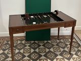 une table sur laquelle est posé un jeu, dans une pièce
