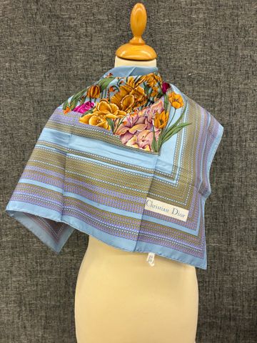 CHRISTIAN DIOR – Carré de soie fleurs et Marly bleu. Bon état. Av...