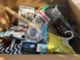 une boîte en carton remplie d'objets divers et un appareil photo