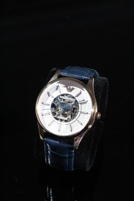 gros plan d'une montre sur une surface noire