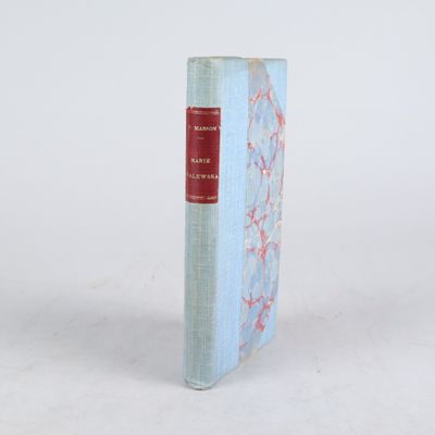 l'image d'un livre posé sur une surface blanche