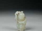 Figurine chinoise en jade sculpté représentant un singe tenant une fleur