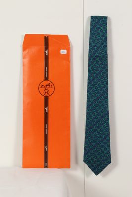une cravate orange et une cravate bleue posées l'une à côté de l'autre sur une surface blanche