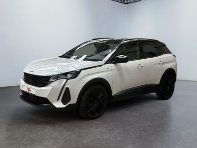 un SUV blanc garé dans une pièce blanche, équipé de jantes noires
