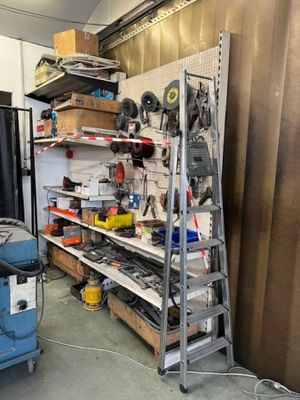 une étagère sur laquelle sont posés des outils, dans une pièce