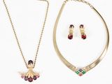 deux bijoux, dont un collier, des boucles d'oreilles et une bague
