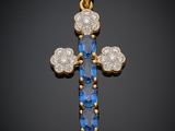 un pendentif en forme de croix, orné de saphirs et de diamants