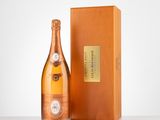 une bouteille de champagne devant une caisse en bois
