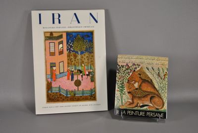 deux livres sont posés l'un à côté de l'autre sur une table