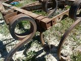 une charrue rouillée abandonnée dans l'herbe