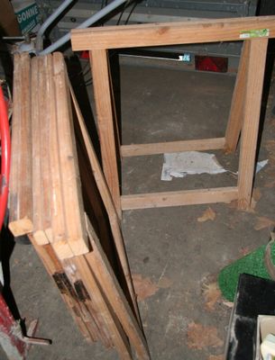 plusieurs pièces de bois sont empilées dans un garage