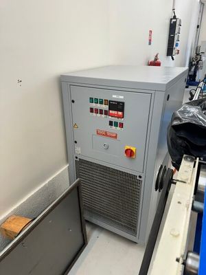 une image d'une machine qui se trouve dans une pièce