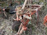 un tracteur et une charrue rouillés dans un champ
