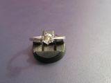 une bague en diamant posée sur un objet noir