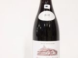 une bouteille de vin posée sur une table