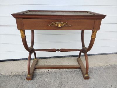 une petite table en bois avec un tiroir