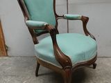 une image représentant une chaise dont l'assise est recouverte d'un tissu bleu