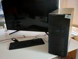 un ordinateur de bureau posé sur un bureau blanc