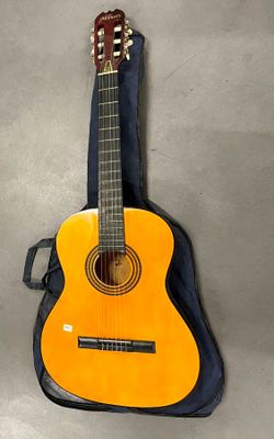 une guitare orange posée sur un étui bleu
