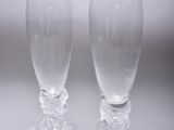 deux verres à vin posés l'un à côté de l'autre sur une table