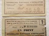 deux anciens billets de banque français sur un fond blanc