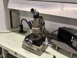 une image représentant un laboratoire équipé d'un microscope et d'autres appareils