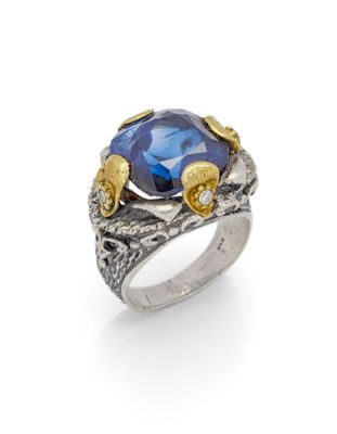 Gros plan sur une bague ornée d'une pierre bleue