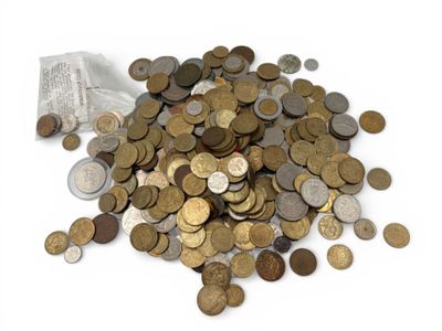 MONDE. Important ensemble de pièces de monnaies en vrac, tou…