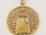 un pendentif en or représentant la Vierge Marie et l'Enfant Jésus