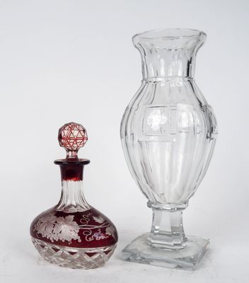 deux vases en verre posés l'un à côté de l'autre sur une table