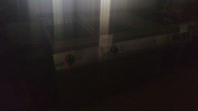 deux fours qui sont là, dans le noir