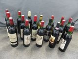 plusieurs bouteilles de vin sont alignées sur une table