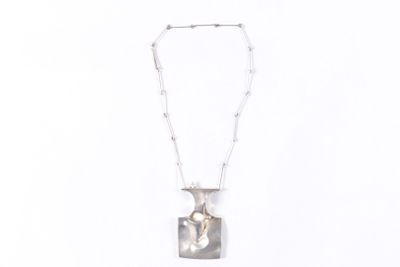 collier en argent avec un pendentif de forme carrée et une chaîne à perles sur fond blanc