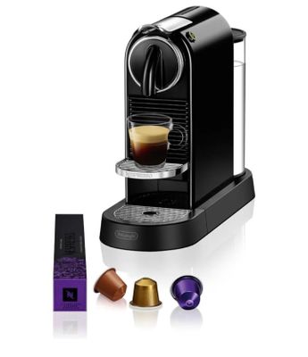 une machine à café noir avec une tasse de café à côté